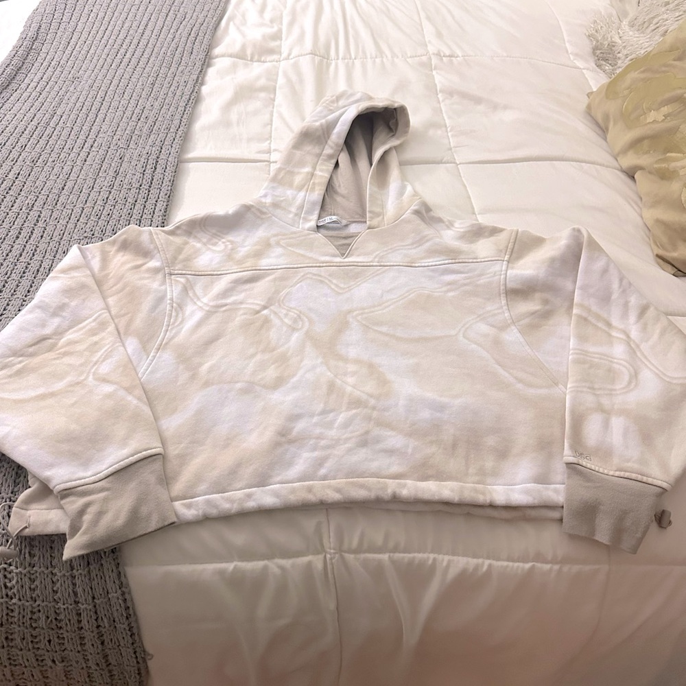 Cropped cream sweatshirt with swirls